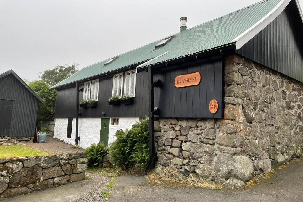 Charming And Authentic Heritage Retreat In Kvivik - Right Next To The River Exterior photo