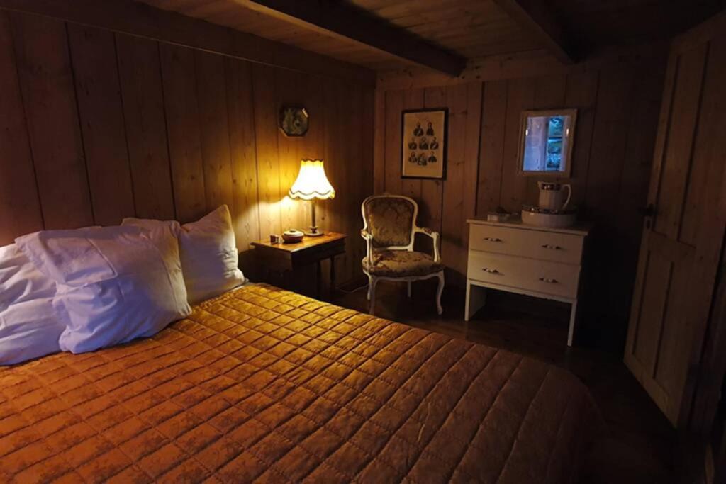 Charming And Authentic Heritage Retreat In Kvivik - Right Next To The River Exterior photo