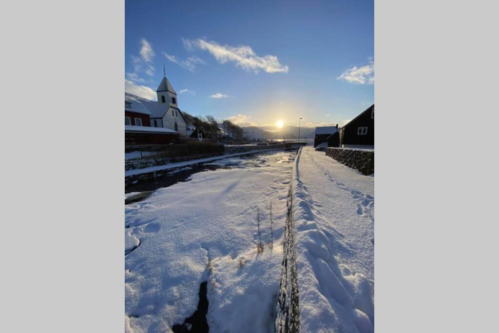 Charming And Authentic Heritage Retreat In Kvivik - Right Next To The River Exterior photo